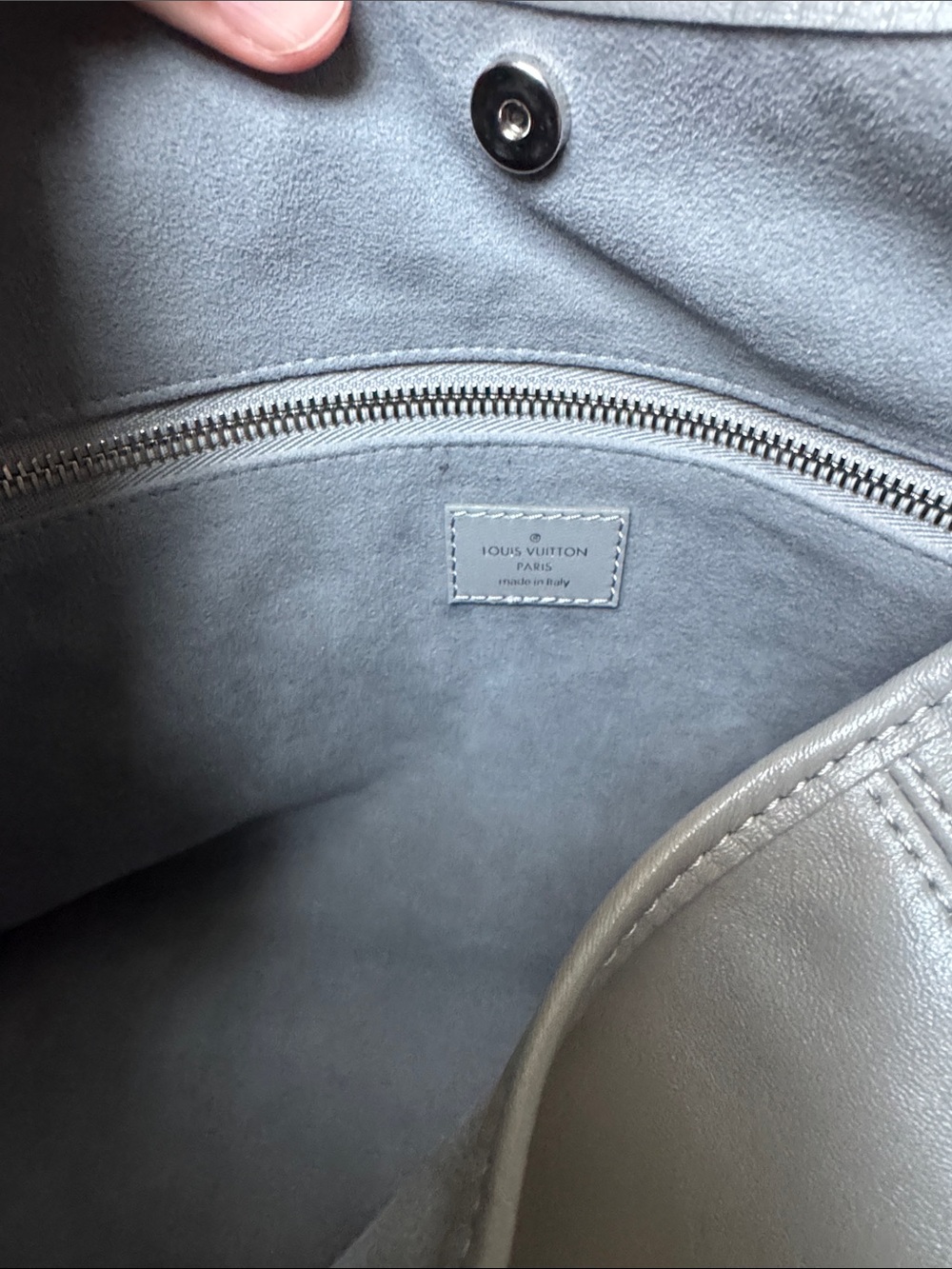 Louis Vuitton Carryall Vibe MM - Picture 15 of 16